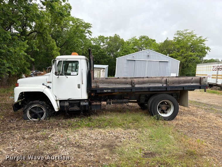 image for item EA4906 1985 Navistar 1654 dump flatbed truck