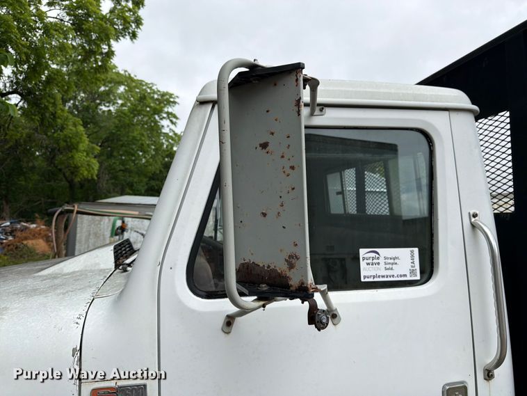image for item EA4906 1985 Navistar 1654 dump flatbed truck