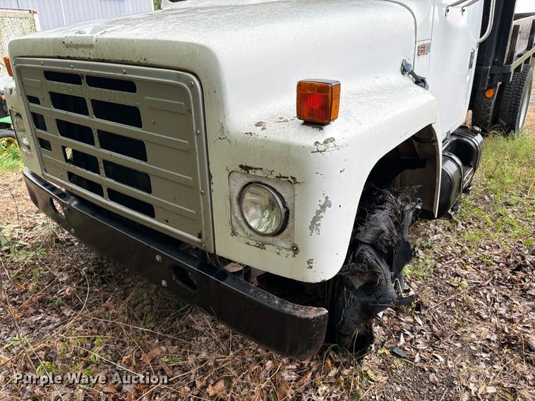 image for item EA4906 1985 Navistar 1654 dump flatbed truck