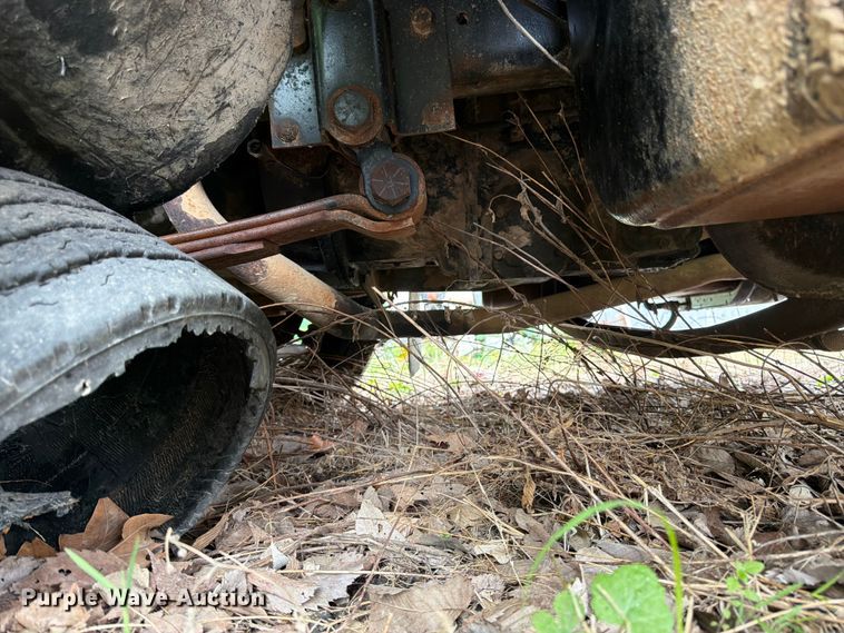 image for item EA4906 1985 Navistar 1654 dump flatbed truck