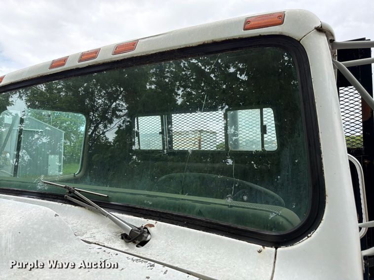 image for item EA4906 1985 Navistar 1654 dump flatbed truck