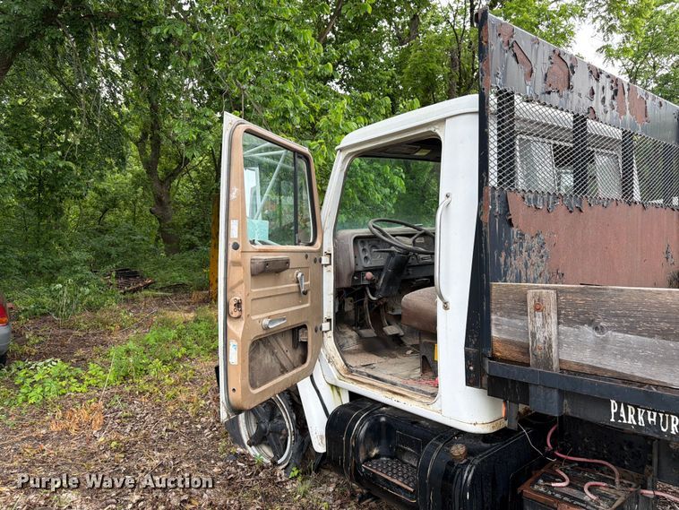 image for item EA4906 1985 Navistar 1654 dump flatbed truck