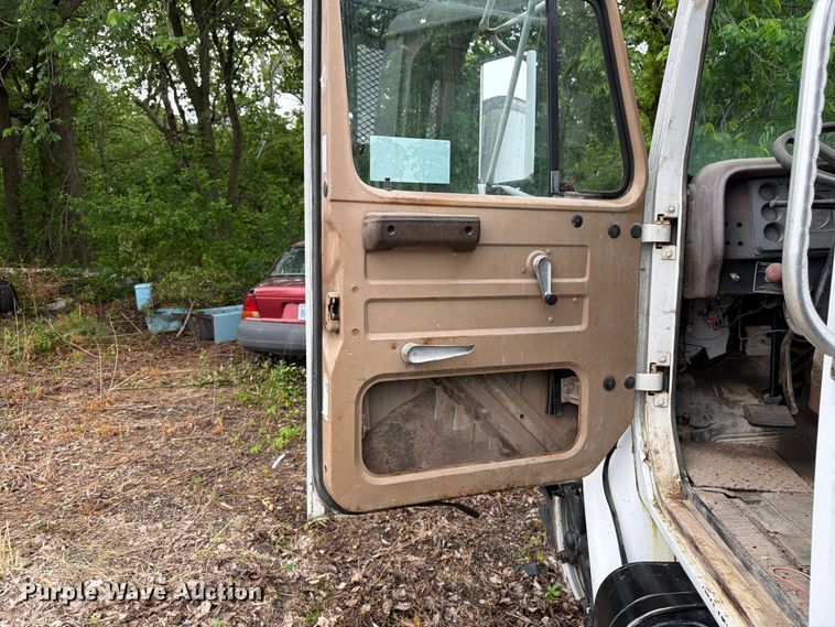 image for item EA4906 1985 Navistar 1654 dump flatbed truck