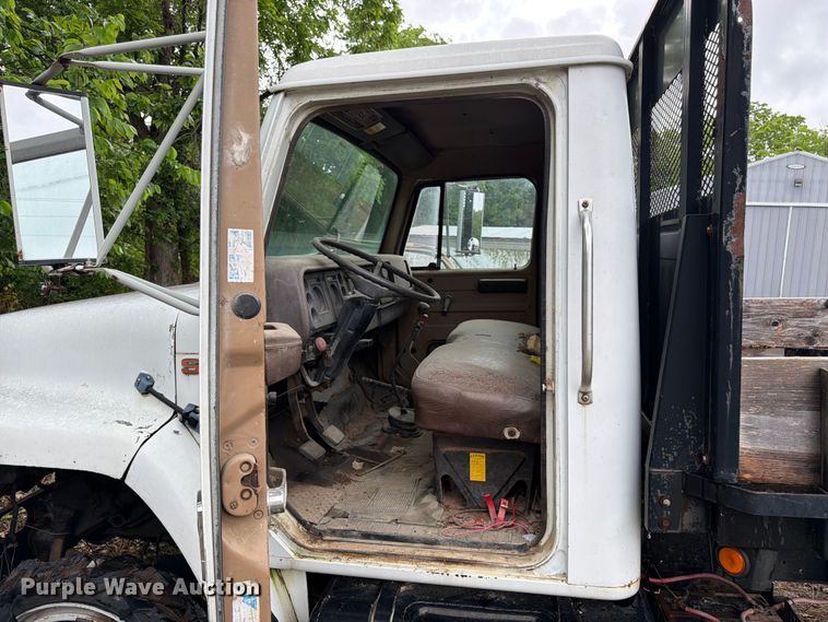 image for item EA4906 1985 Navistar 1654 dump flatbed truck