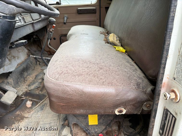 image for item EA4906 1985 Navistar 1654 dump flatbed truck