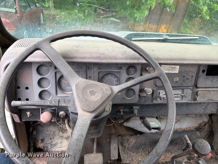 image for item EA4906 1985 Navistar 1654 dump flatbed truck