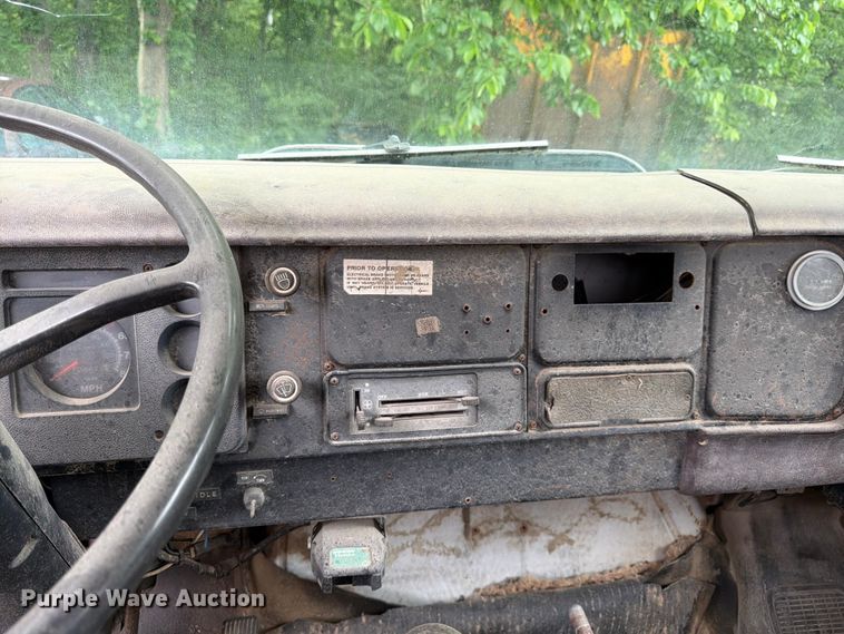 image for item EA4906 1985 Navistar 1654 dump flatbed truck