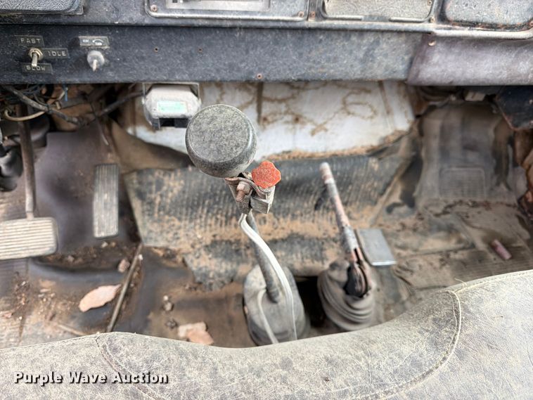 image for item EA4906 1985 Navistar 1654 dump flatbed truck