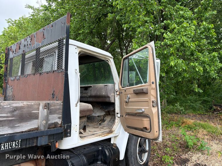 image for item EA4906 1985 Navistar 1654 dump flatbed truck