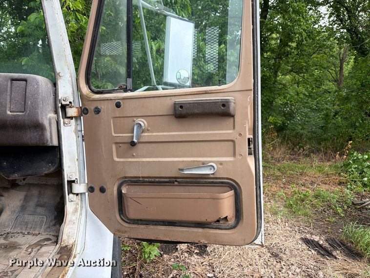 image for item EA4906 1985 Navistar 1654 dump flatbed truck