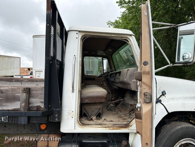 image for item EA4906 1985 Navistar 1654 dump flatbed truck