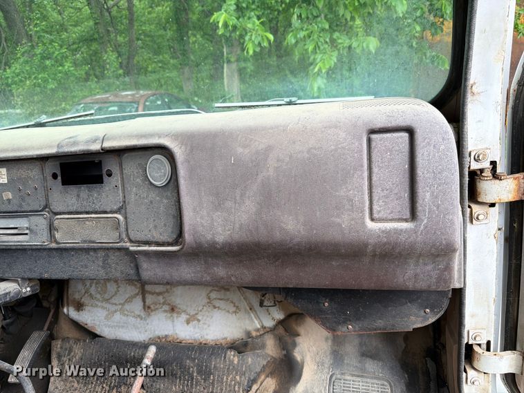 image for item EA4906 1985 Navistar 1654 dump flatbed truck