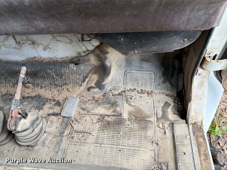 image for item EA4906 1985 Navistar 1654 dump flatbed truck