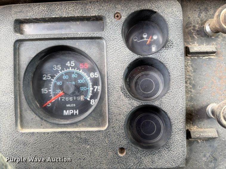 image for item EA4906 1985 Navistar 1654 dump flatbed truck