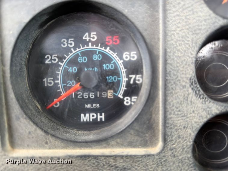 image for item EA4906 1985 Navistar 1654 dump flatbed truck