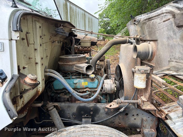 image for item EA4906 1985 Navistar 1654 dump flatbed truck