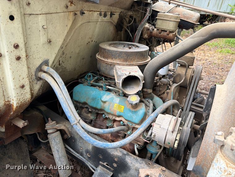 image for item EA4906 1985 Navistar 1654 dump flatbed truck