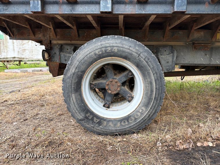 image for item EA4906 1985 Navistar 1654 dump flatbed truck