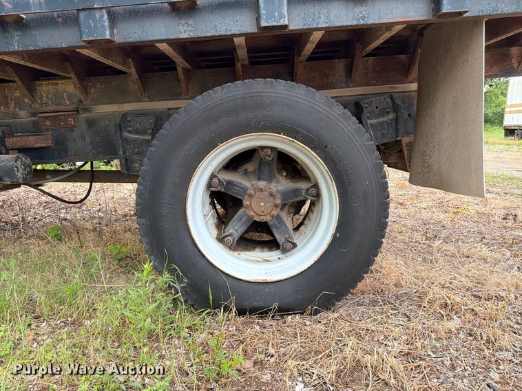 image for item EA4906 1985 Navistar 1654 dump flatbed truck