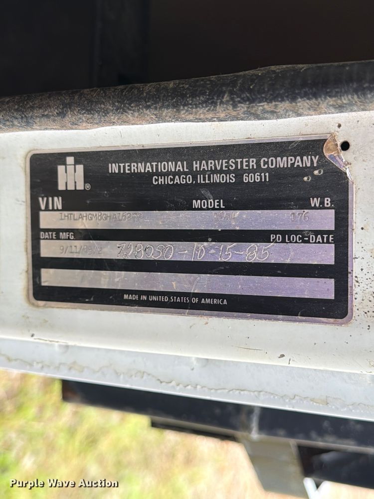 image for item EA4906 1985 Navistar 1654 dump flatbed truck