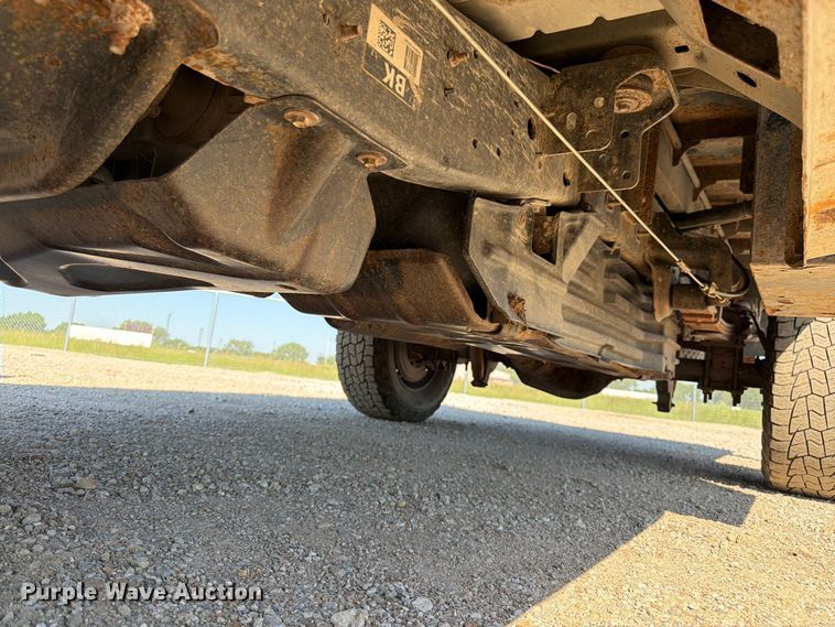 image for item EA4910 2011 Ford F250 Super Duty flatbed pickup truck