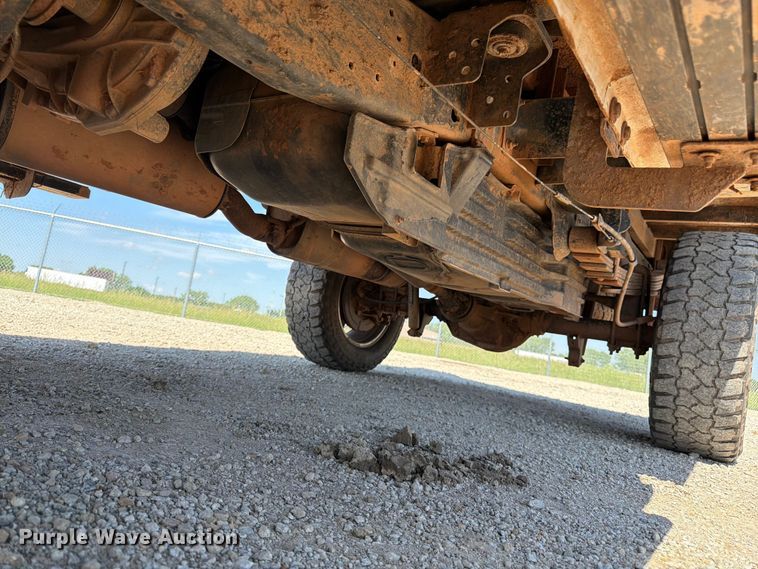 image for item EA4912 2015 Ford F250 Super Duty flatbed pickup truck