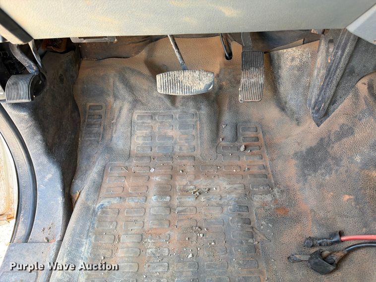 image for item EA4912 2015 Ford F250 Super Duty flatbed pickup truck