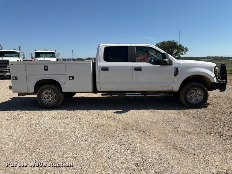 image for item EA4914 2019 Ford F250 Super Duty Crew Cab utility bed pickup truck