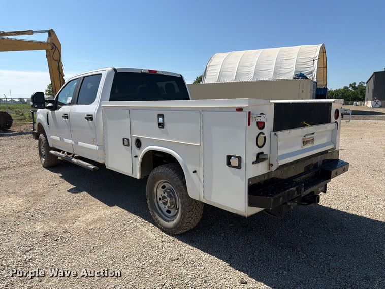 image for item EA4914 2019 Ford F250 Super Duty Crew Cab utility bed pickup truck