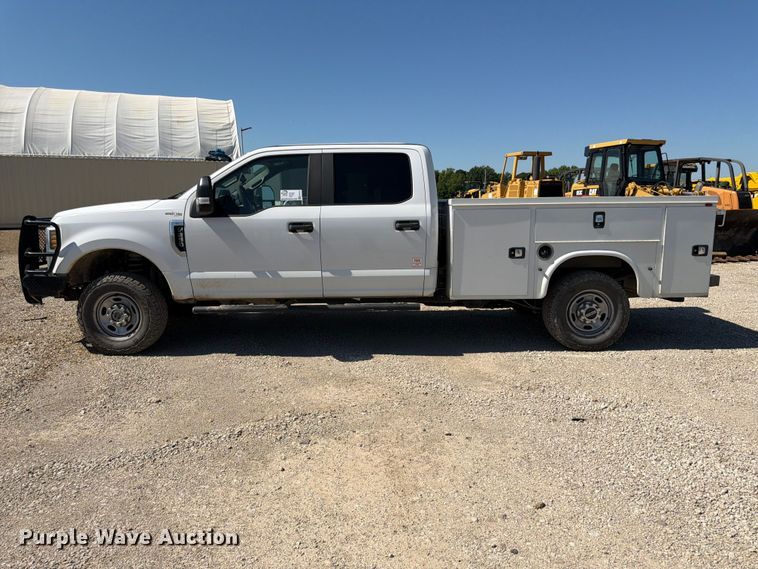 image for item EA4914 2019 Ford F250 Super Duty Crew Cab utility bed pickup truck