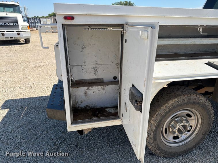 image for item EA4914 2019 Ford F250 Super Duty Crew Cab utility bed pickup truck