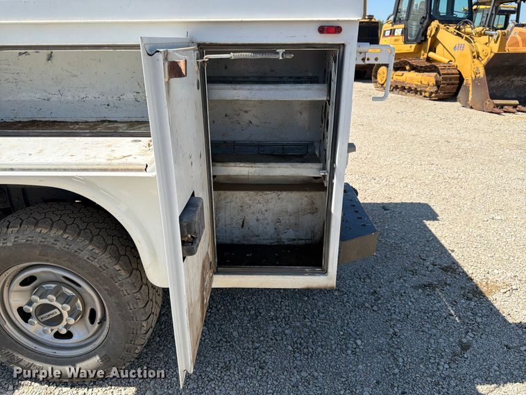 image for item EA4914 2019 Ford F250 Super Duty Crew Cab utility bed pickup truck