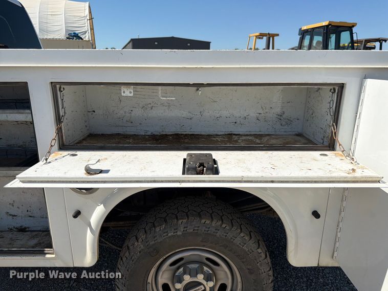 image for item EA4914 2019 Ford F250 Super Duty Crew Cab utility bed pickup truck