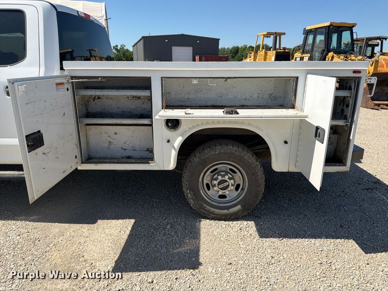 image for item EA4914 2019 Ford F250 Super Duty Crew Cab utility bed pickup truck