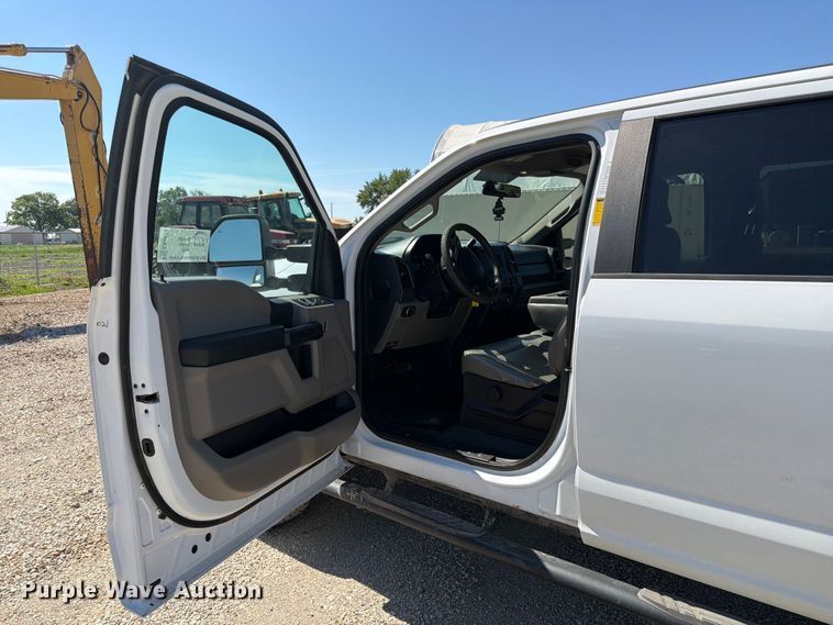 image for item EA4914 2019 Ford F250 Super Duty Crew Cab utility bed pickup truck