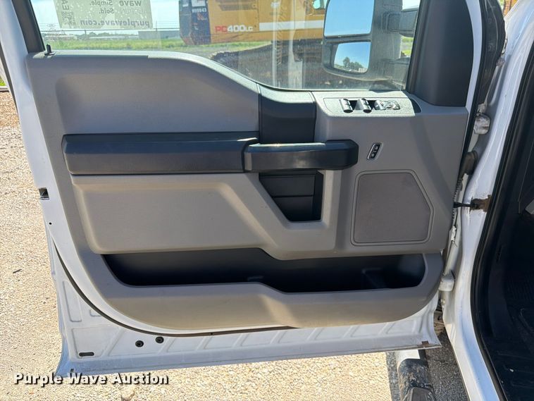 image for item EA4914 2019 Ford F250 Super Duty Crew Cab utility bed pickup truck