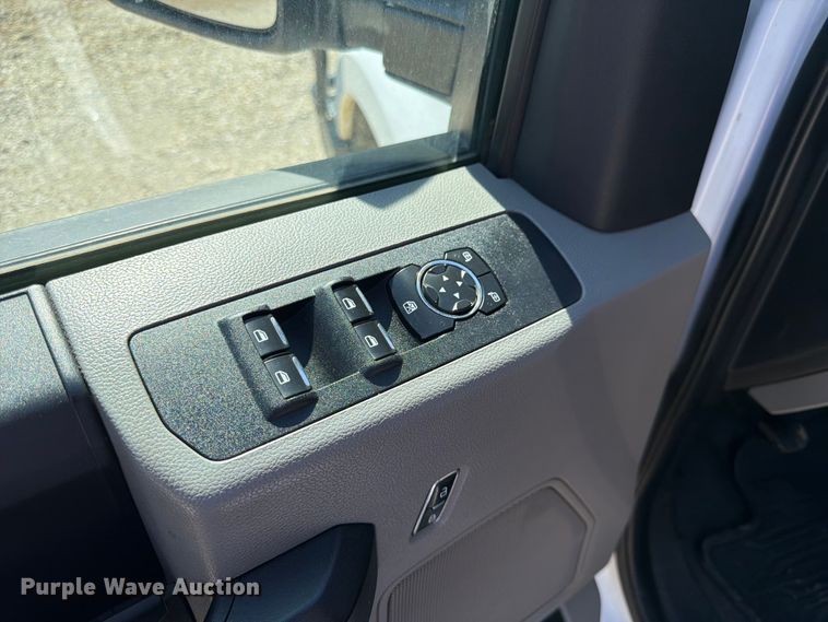 image for item EA4914 2019 Ford F250 Super Duty Crew Cab utility bed pickup truck