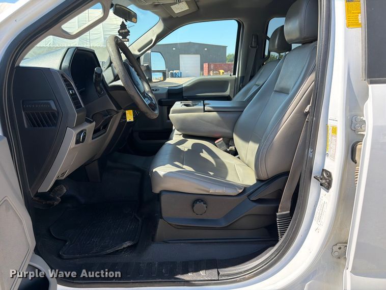 image for item EA4914 2019 Ford F250 Super Duty Crew Cab utility bed pickup truck