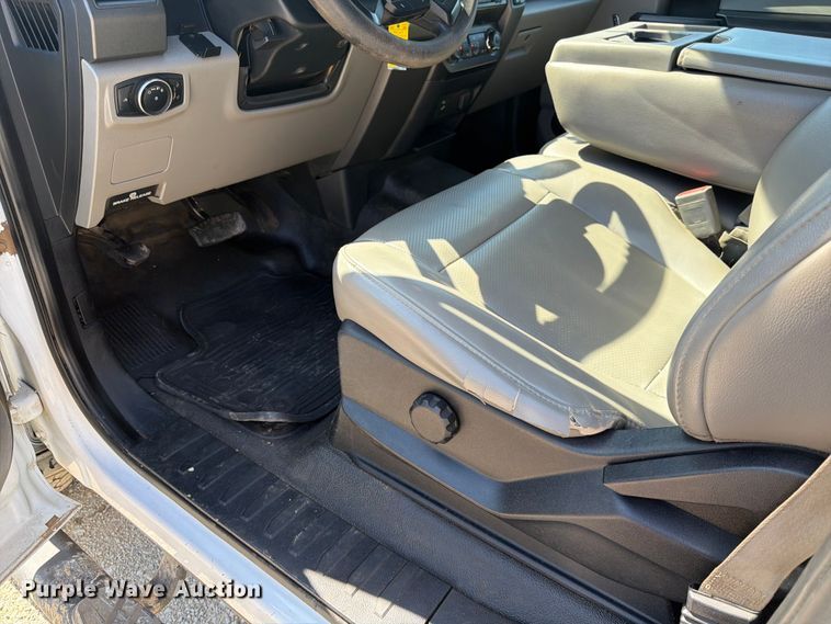 image for item EA4914 2019 Ford F250 Super Duty Crew Cab utility bed pickup truck