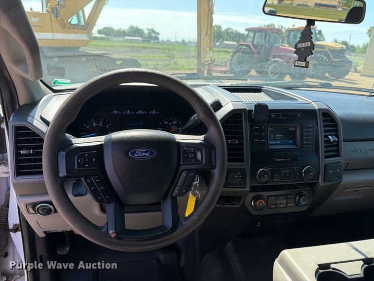 image for item EA4914 2019 Ford F250 Super Duty Crew Cab utility bed pickup truck