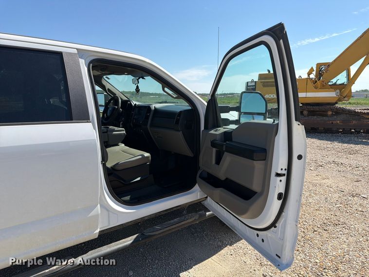 image for item EA4914 2019 Ford F250 Super Duty Crew Cab utility bed pickup truck