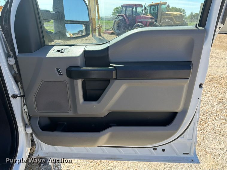 image for item EA4914 2019 Ford F250 Super Duty Crew Cab utility bed pickup truck