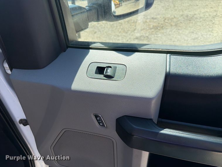 image for item EA4914 2019 Ford F250 Super Duty Crew Cab utility bed pickup truck