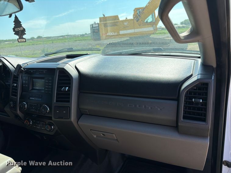 image for item EA4914 2019 Ford F250 Super Duty Crew Cab utility bed pickup truck