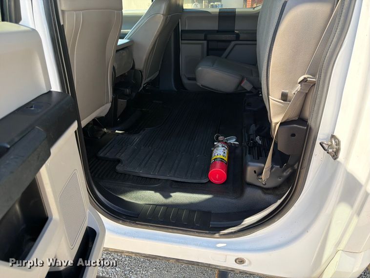 image for item EA4914 2019 Ford F250 Super Duty Crew Cab utility bed pickup truck