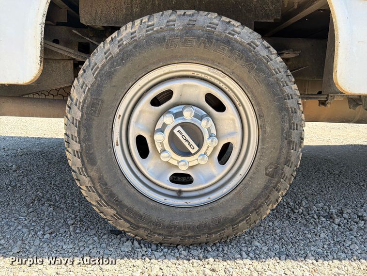 image for item EA4914 2019 Ford F250 Super Duty Crew Cab utility bed pickup truck