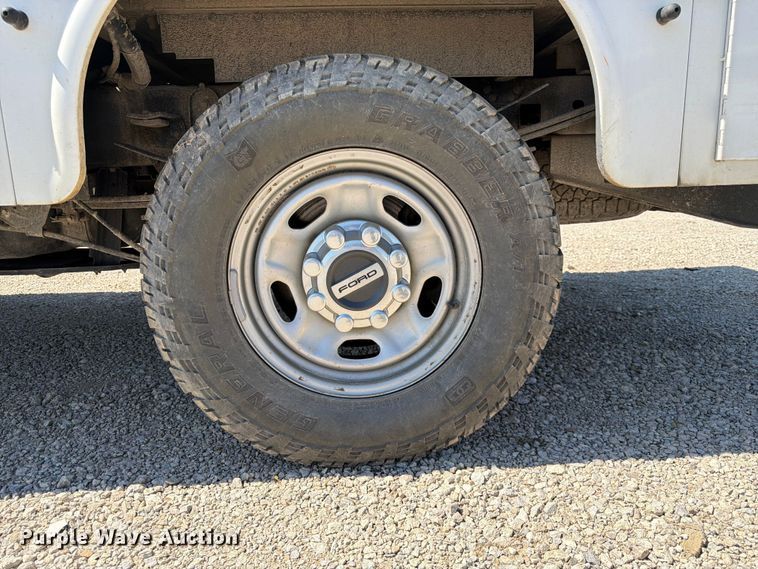 image for item EA4914 2019 Ford F250 Super Duty Crew Cab utility bed pickup truck
