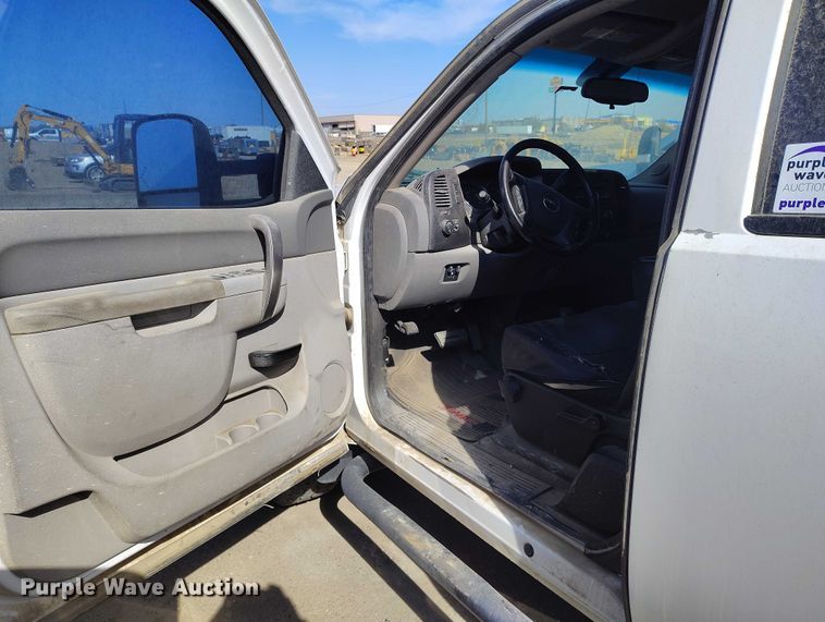 image for item ED0019 2013 GMC Sierra 2500HD Ext. Cab pickup truck