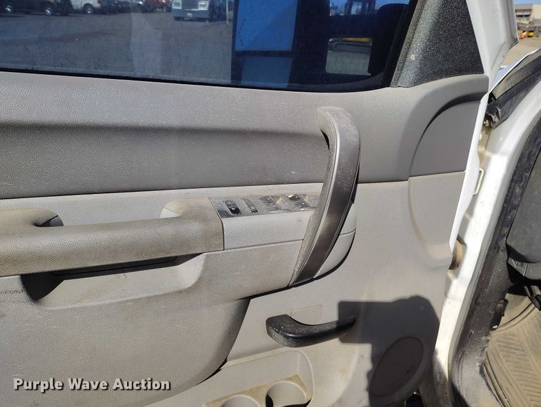 image for item ED0019 2013 GMC Sierra 2500HD Ext. Cab pickup truck