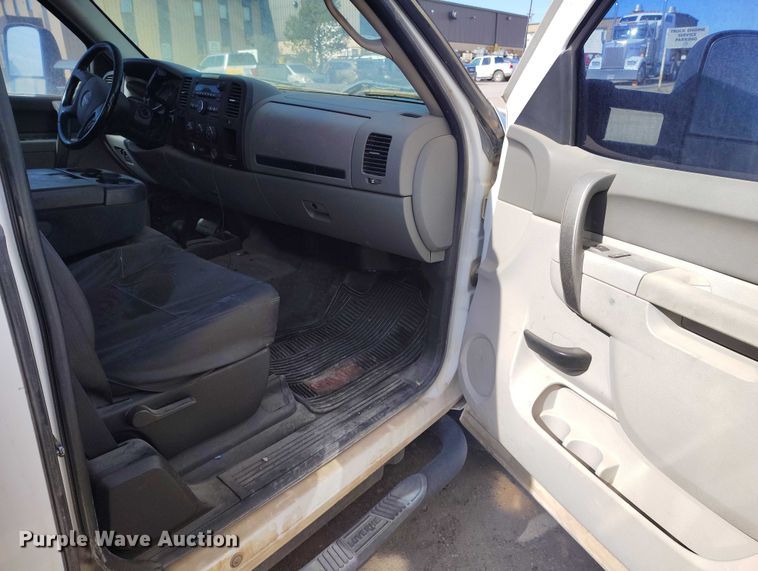 image for item ED0019 2013 GMC Sierra 2500HD Ext. Cab pickup truck